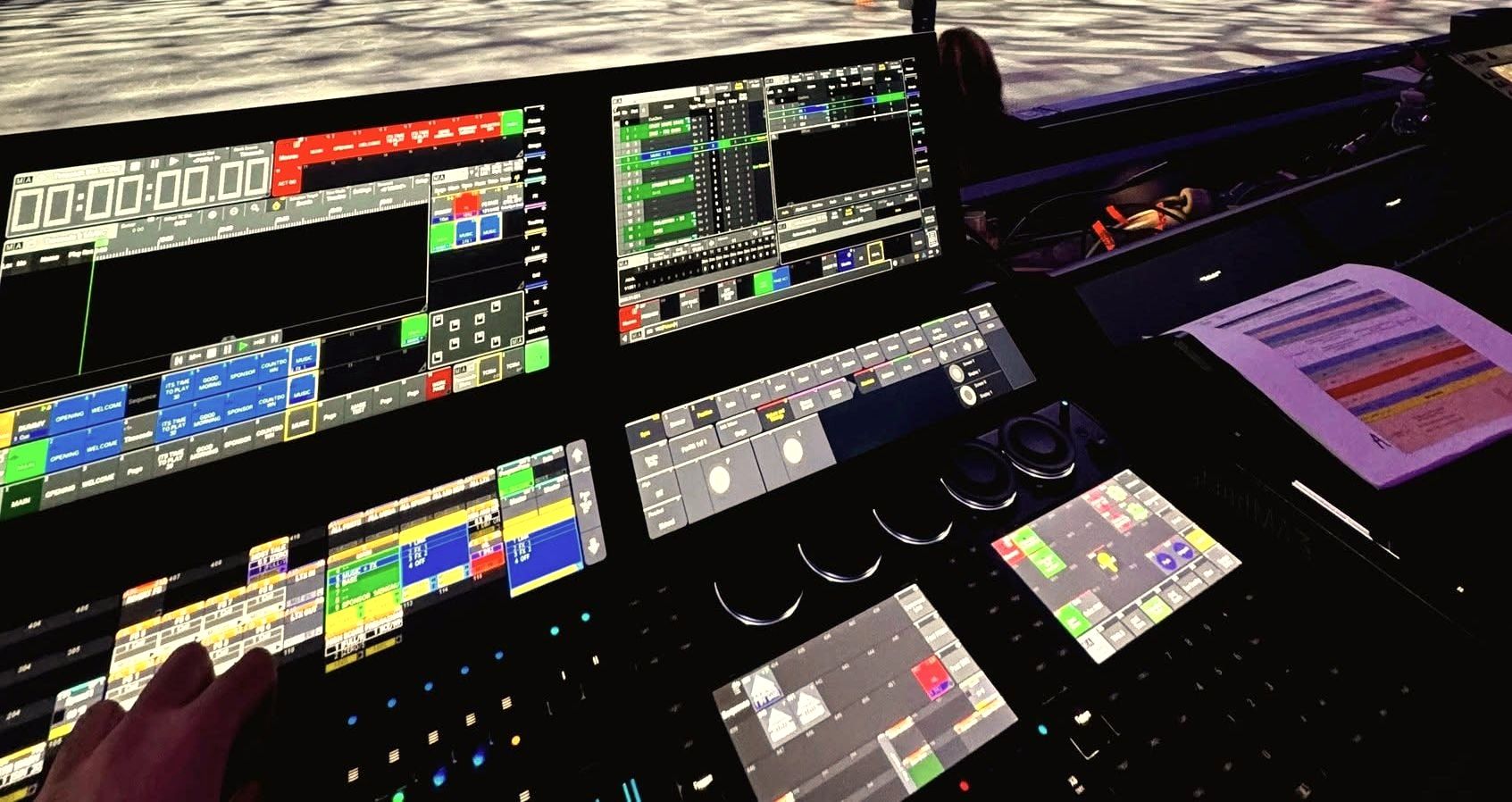 Una console luci accesa durante una gara sul ghiaccio, vista dal posto dell'operatore.