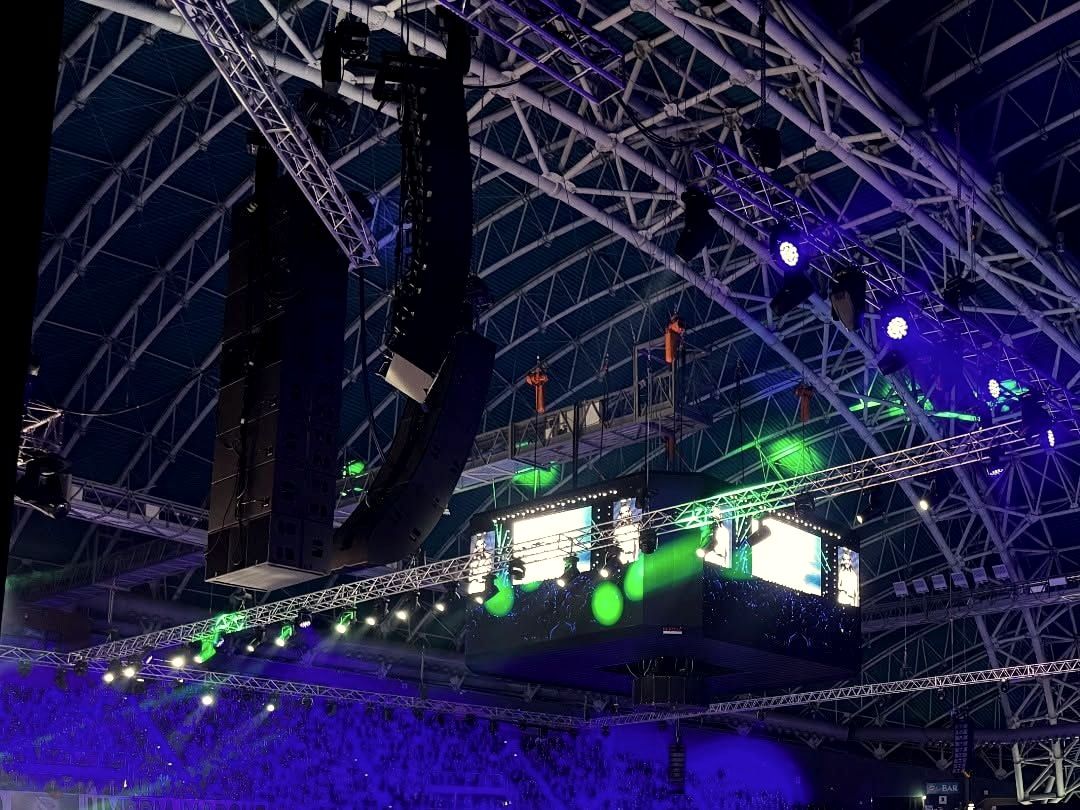Gli array audio L-Acoustics appesi alla copertura della Vitrifrigo Arena di Pesaro, sopra il pubblico.
